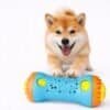 滾滾啞鈴|耐咬慢食狗狗益智玩具 - 湖水藍玩樂橘 (Bitemao 毛毛嘴) 柴犬示範滾滾啞鈴湖水藍玩樂橘配色,這是一款具備耐咬與慢食功能的狗狗益智漏食玩具。